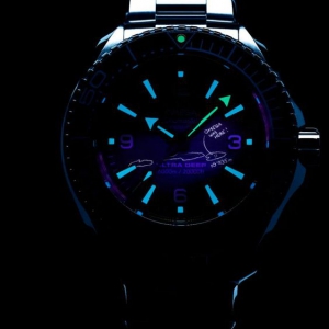 ���ː�ð�U(xi��n)������һֻ�W���Ѻ��Rϵ�Н�ˮ��